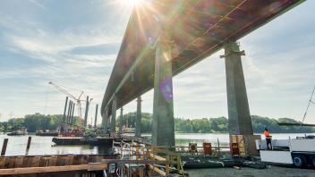 Die IHK Flensburg und Kiel haben zu einer Baustellenbesichtigung an der Europabrücke bei Rade eingeladen. Aktuell werden die Pfeiler gesetzt. - 07.09.2023 - Foto Marcus Dewanger
