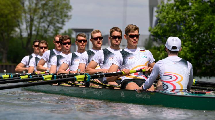 Deutschland Achter der Maenner in Aktion auf dem dem Dortmund-Ems Kanal. Von vorne Steuermann Jonas WIESEN, Schlagmann M