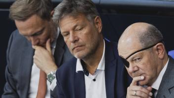(R-L) Olaf Scholz (SPD), Bundeskanzler, Robert Habeck (Buendnis 90/Die Gruenen), Bundesminister fuer Wirtschaft und Klim