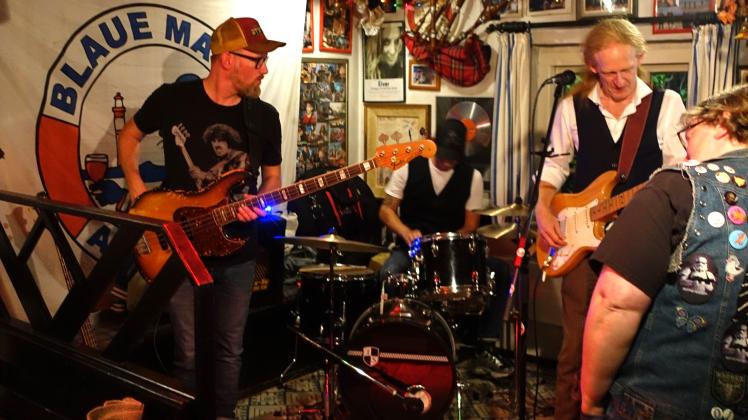 Eine Hamburger Band bringt auf Amrum die Gäste zum Tanzen