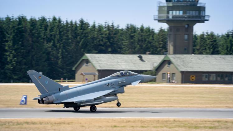 Ein Eurofighter des Taktischen Luftwaffengeschwader 73 "Steinhoff" aus Laage bei Rostock  befindet sich auch der Startbahn des Flughafens. Die Maschine hebt  zum Übungsflug der Luftoperation "Air Defender 23" ab. 15. Juni 2023 Foto Volker Bohlmann