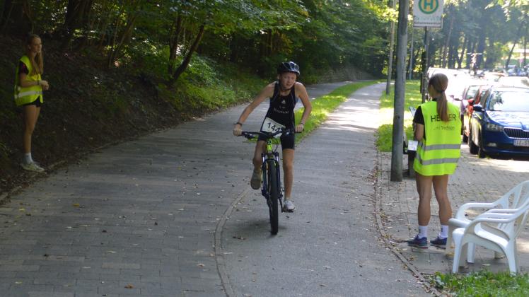Marthe Rohwedder geht aus dem Sattel und holt am Ende den zweiten Platz im Jahrgang 2008/09.
