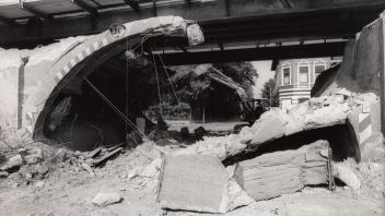 Ihr Abbruch war ohnehin geplant: Im September 1993 stürzte die alte Eisenbahnbrücke an der heutigen Nordenhamer Straße ein.