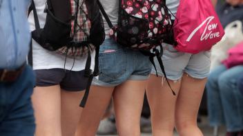 Schülerinnen in ultrakurzen Hot Pants unterwegs in der Innenstadt München Bayern Deutschland
