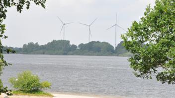 Die fünf geplanten Windkraftanlagen dürften am Einfelder See noch präsenter sein, als die bestehenden Windräder. Der geplante Windpark wäre dichter dran und soll auf einer Anhöhe errichtet werden. 