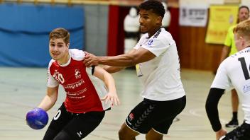 Foto Rolf Tobis2.9.2023Handball-Oberliga 2023/24:HSG Delmenhorst - TV Schiffdorf Bastian Schäfer (HSG, links)Joel Hoppe