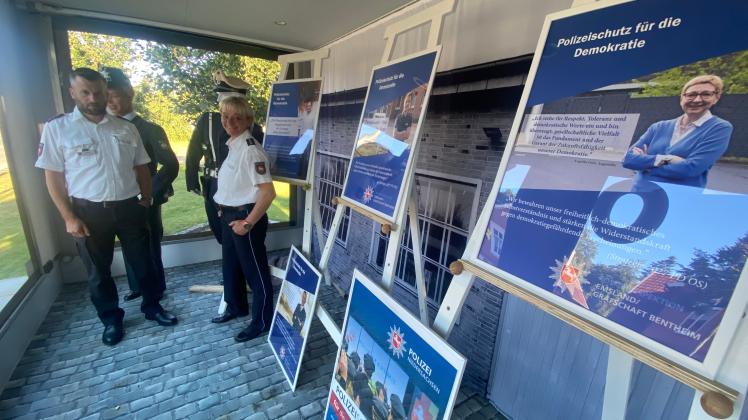 Polizeihauptkommissar Andreas Hüsken und Nicola Simon, Leiterin der Polizeiinspektion Emsland/Grafschaft Bentheim, zeigen im Ikonium die neue Ausstellung der Polizei. 