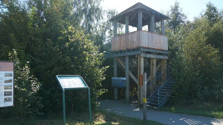 Der Vogelbeobachtungsturm am Rande des Naturparkgebietes Bargerveen in Twist musste saniert werden. Nun hat man von dort wieder einen weiten Blick über die Moorlandschaft. 