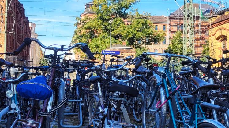 Die Fahrräder am Schweriner Hauptbahnhof stehen im Freien.