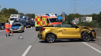 Unfall A7 Henstedt-Ulzburg: Eines der beteiligten Fahrzeuge war gegen die Mittelschutzplanke gekracht.