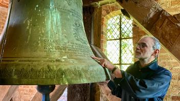 Aus dem Jahr 1749 stammt diese Glocke in Kirch Grambow. Pastor Andreas Ortlieb hofft, dass das defekte Schaltwerk möglichst bald repariert werden kann. Hergestellt worden war die 1,2 Tonnen schwere Glocke einst von Dietrich Strahlborn aus Lübeck.