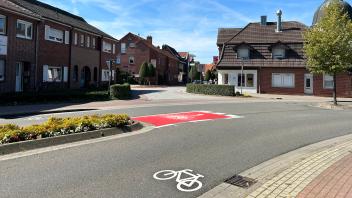 Rot markierte Fahrradspuren und weiße Piktogramme: Die Stadt Haren hat die Verkehrsführung für Radfahrer geändert, die auf der Emsstraße und dem Nordring unterwegs sind. 