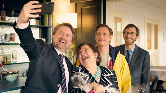 Die Honoratioren des Dorfes, Bürgermeister Hengstenberg (Mathias Harrebye-Brandt, l.), Trine (Franziska Traub) und Notar Pörksen (Hendrik von Bültzingslöwen, r.) freuen sich darüber, dass Dr. Neiss (Patrick Kalupa, 2.v.r.) die ländliche Landarztpraxis übernehmen will. Die Honoratioren des Dorfes, Bürgermeister Hengstenberg (Mathias Harrebye-Brandt, l.), Trine (Franziska Traub) und Notar Pörksen (Hendrik von Bültzingslöwen, r.) freuen sich darüber, dass Dr. Neiss (Patrick Kalupa, 2.v.r.) die ländliche Landarztpraxis übernehmen will.