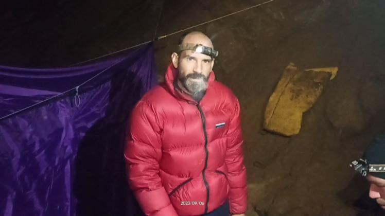 US-Höhlenforscher Mark Dickey erlitt in 1000 Metern Tiefe innere Blutungen.