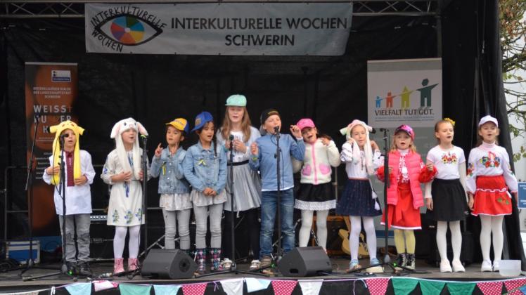 Bei der Eröffnung der Interkulturellen Woche im vergangenen Jahr sangen Kinder aus dem Verein SIC auf dem Markt ukrainische Volkslieder. 