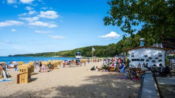 Kieler Förde Strandleben im Sommer am Strand von Heikendorf-Möltenort *** Kiel Fjord beach life in summer on the beach o