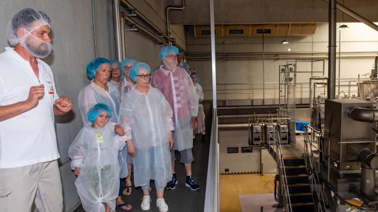 Im Viertelstundentakt wurden die Familienangehörigen der derzeit 470 Mitarbeiter der Bonbonfabrik Sweet Tec in Boizenburg durch die laufende Produktion geführt. Zu diesem Zeitpunkt stand vor allem die Produktion von Eukalyptusbonbons an. 