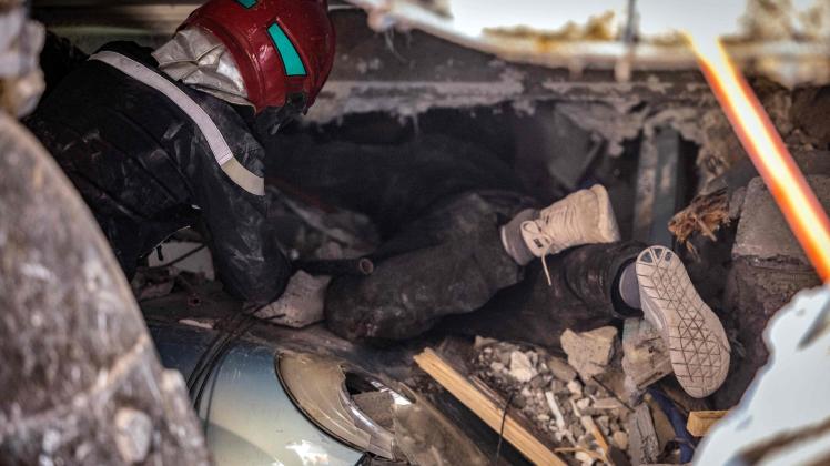 Rettungskräfte suchen nach dem verheerenden Erdbeben in Marokko in den Trümmern nach Überlebenden.