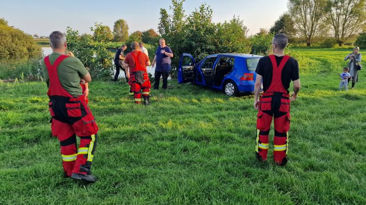 Landweg in Brunsbüttel Blauer Golf landet in einem Teich