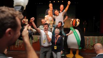 Riesenjubel bei den Filmemachern von „Kaktus Hotel“, mit dem das Team um Regisseur Yann Sochaczewski (3. Reihe, r.) und Kamerafrau Marlen Hundertmark (2. Reihe, l.) als „Bester film“ den „Green Screen Naturfilmpreis“ gewonnen hat. 