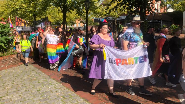 Inzwischen kann auch in kleineren Städten ein Cristopher Street Day stattfinden - lange Zeit konnte die Sicherheit der Teilnehmer nur in Großstädten gewährleistet werden. Die LGBTQIA+ Community freut das.