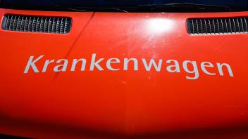 Der Schriftzug „Krankenwagen“ ist auf einem Einsatzfahrzeug zu sehen. Aufgenommen am 14.06.2023 in Osnabrück. /Rettungsdienst; Blaulicht; Einsatz; Unfall; Verletzte; Notruf; 110; Notfall; Krankentransport/ Foto: Michael Gründel