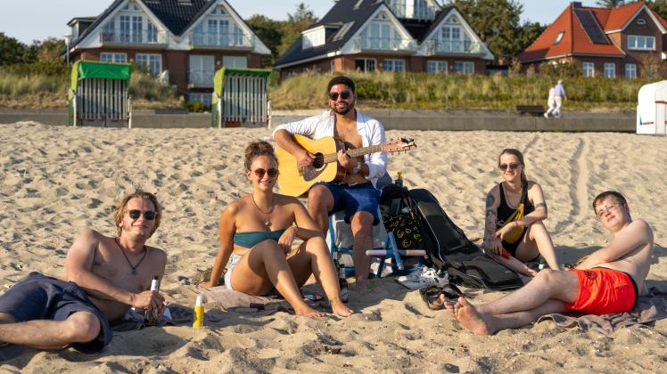Die Band „eRect“ entspannt und musiziert am Südstrand in Wyk auf Föhr. 