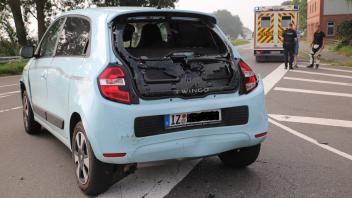 Die Heckscheibe des Twingos ging bei dem Unfall zu Bruch Vor Rettungswache Büchsenkate in Stördorf: Twingo-Fahrerin bei Auffahrunfall verletzt
