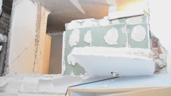 Die Explosion zerstörte ein Wand. 