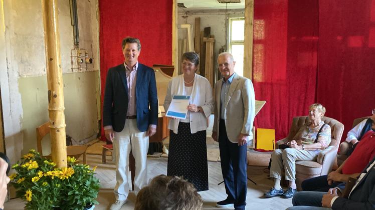 Für Gutshaus-Besitzerin Susanne Sohayegh war es ein bewegender Moment: Guido Siebert von der Deutschen Stiftung Denkmalschutz und Stifter Ernst Denert (r.) sichern ihr eine weitere finanzielle Unterstützung zu.