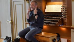 Marius Branscheidt erklärte die Orgel in der Christkirche in Rendsburg.