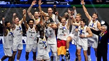 Historischer Moment: Die deutschen Basketballer jubeln nach dem WM-Triumph.