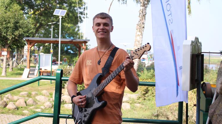 Musik durfte natürlich nicht fehlen: Niklas Otto musizierte am Sonntag an der Störfähre Else in Beidenfleth