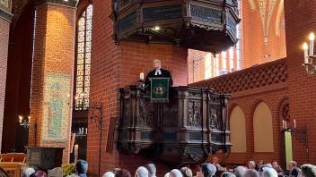Der nunmehr ehemalige Propst Dirk Sauermann predigt an dem Festgottesdienst zu seiner Entpflichtung zum Thema Dank