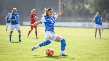 Das ging fix: Loretta Theres Kung trifft für den FC Hansa in der 3. Minute zum 1:0FC Hansa Rostock vs HSG WarnemündeVerbandsliga Frauen Fußball 2023/2024Foto: Georg Scharnweber