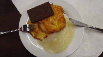 Leckere Pfannkuchen mit Apfelmus und Schwarzbrot warten auf Genießer 