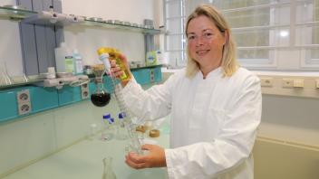 Professorin Beatrice Großjohann im Labor im Bioökonomiezentrum Anklam.