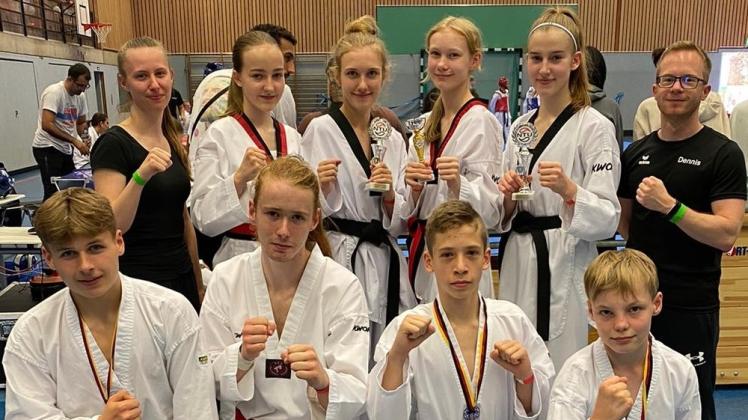 author Wettkampfteam des VfL Lintorf (hinten von links): Trainerin Luisa Korte, Judith Vallo, Mayla Aubke, Sisan Aubke, Inga Schleußinger, Trainer Dennis Gösling, (vorne von links) Joel Sieker, Arne Brüggemann, Daniil Burlacov, Malte Albertmelcher