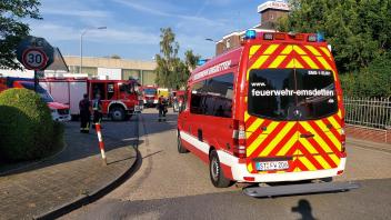 Zahlreiche Feuerwehrautos versammelten sich am Montagmorgen auf dem Gelände der Brauerei Rolinck.