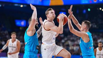 (230903) -- OKINAWA, Sept. 3, 2023 -- Justus Hollatz (C) of Germany goes for a lay-up during the second round match betw