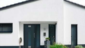 ADVERTORIAL-Nordplast-Haus-mit-Tür