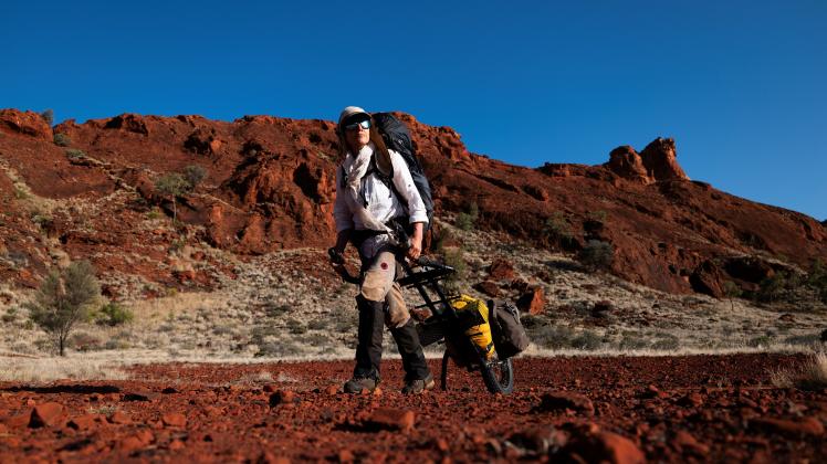 Sarah Marquis bei ihrer Wanderung durch das australische Outback
