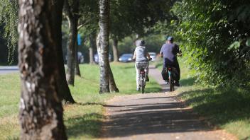 04.08.2023, Flensburg. Fahrradweg an der Exe zwischen Nikolaialle und Marienallee  --- Foto STAUDT