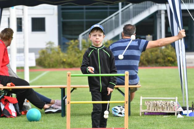Beim Sportfest gehörten Geschicklichkeitsaufgabe zum Programm. Beim Sportfest gehörten Geschicklichkeitsaufgabe zum Programm.