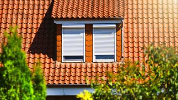 Mit Rollladen geschützte Fenster bei Sommerhitze *** Windows protected with roller shutter during summer heat