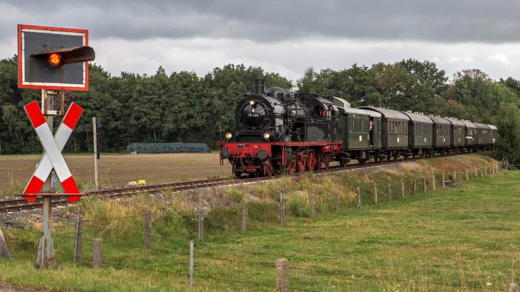 Unter Dampf:  Im Dezember soll endlich wieder ein historischer Zug nicht nur über die ehemaligen TWE-Gleise rollen, sondern auch in Bad Laer und Bad Iburg halten. Und dann mit Dampf und nicht mit Diesel. 