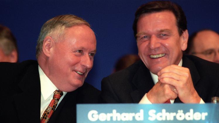 Oskar Lafontaine (links) zusammen mit Gerhard Schröder.