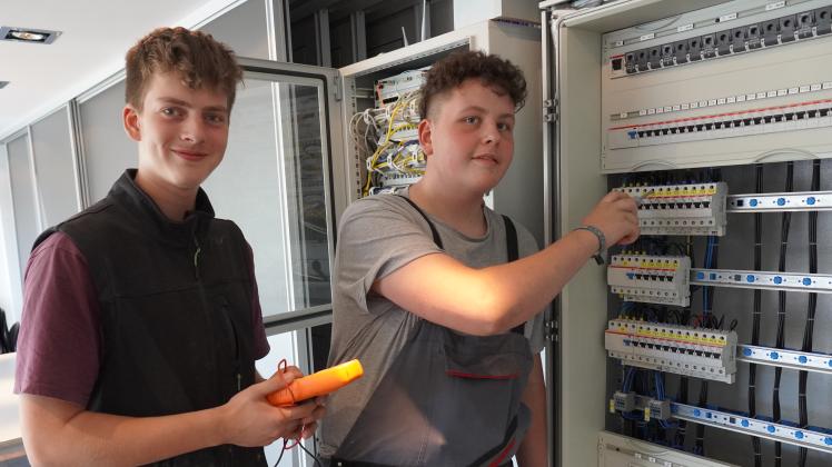 Benedikt Ahlers und Timo Kock (von links) machen im Elektrobetrieb Reekers in Lünne eine Ausbildung zum Elektroniker, Fachrichtung Energie- und Gebäudetechnik.