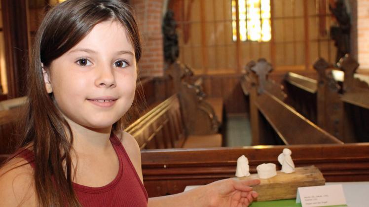 Sophie Eiserle hat mit einer Gruppe im Kindertreff kleine Figuren gestaltet und jetzt im Dom ausgestellt.