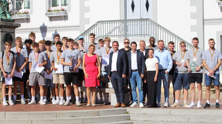 Die Basketballteams der Young Rasta Dragons gehören zu den besten Teams Deutschlands. Dafür wurden sie jetzt im Quakenbrücker Rathaus geehrt.  
